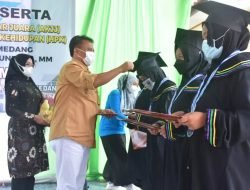 Sekda Mewisuda 77 Ibu Hamil dan ibu Balita peserta Akademi Keluarga Jabar Juara