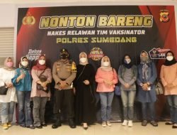 Kapolres Nonton Bareng Bersama Tim Vaksinator Covid-19
