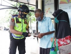 Kapolres Sumedang Berikan Santunan Kepada Kakek Darman Pedagang Asongan Yang Sedang Viral