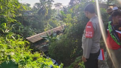 Truk Pengangkut Air Mineral Masuk Jurang di Tanjungmedar Sumedang