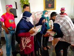 Kapolres Sumedang Bagikan Sembako Kepada Masyarakat Penerima Vaksin Covid-19