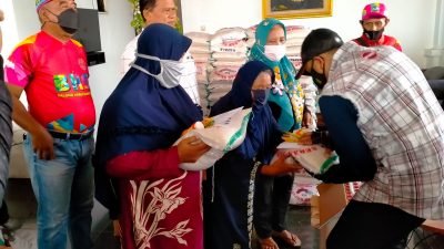 Kapolres Sumedang Bagikan Sembako Kepada Masyarakat Penerima Vaksin Covid-19