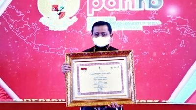 Bupati H Dony Ahmad Munir Menerima Penghargaan yang diserahkan langsung oleh Menteri PANRB Tjahjo Kumolo di Intercontinental Jakarta Pondok Indah Hotel, Jakarta Selatan, Selasa (8/3).