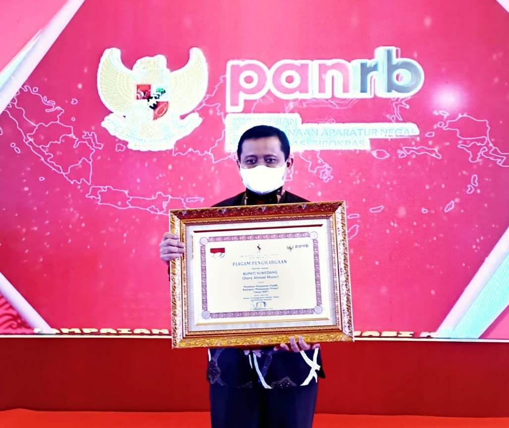 Bupati H Dony Ahmad Munir Menerima Penghargaan yang diserahkan langsung oleh Menteri PANRB Tjahjo Kumolo di Intercontinental Jakarta Pondok Indah Hotel, Jakarta Selatan, Selasa (8/3).