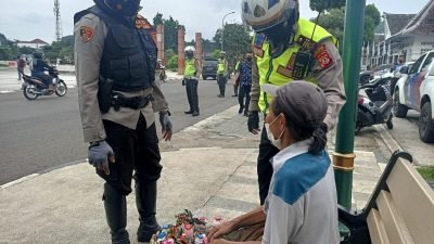 Kapolres Sumedang AKBP Eko Prasetyo Robbyanto menyantuni pedagang asongan yang kekurangan fisik tetapi semangat untuk mencari nafkah, pada Selasa 15 Maret 2022.