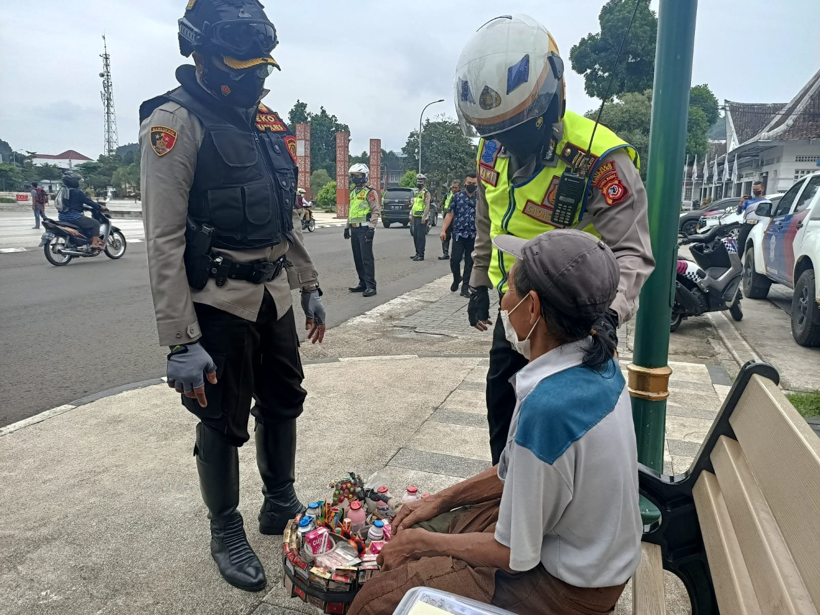 Kapolres Sumedang AKBP Eko Prasetyo Robbyanto menyantuni pedagang asongan yang kekurangan fisik tetapi semangat untuk mencari nafkah, pada Selasa 15 Maret 2022.