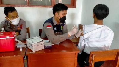 Di SMK PGRI I Sumedang Polres Sumedang Laksanakan Vaksinasi Covid-19
