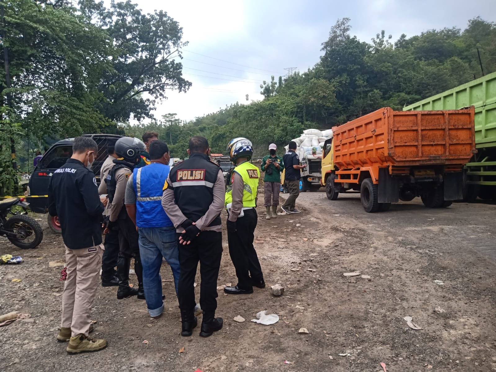 Kapolres Sumedang AKBP Eko Prasetyo Robbyanto melaksanakan pengecekan jalan amblas Cireki Kecamatan Tomo Kabupaten Sumedang Selasa (22/03/2022).