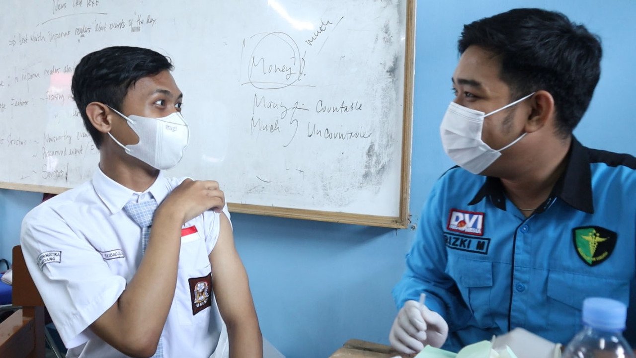 Polres Sumedang kembali laksanakan Vaksinasi goes to school yang bertempat di SMK Informatika Sumedang. Selasa (22/03/2022).