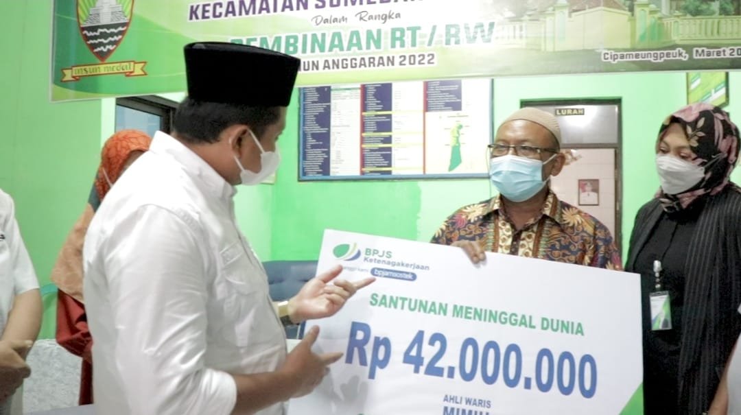 Penyelenggara Jaminan Sosial (BPJS) Ketenagakerjaan atau BP Jamsostek kepada ahli waris Ketua RT di Cipameungpeuk bernama Yeye Winarya dan Guru Ngaji di Desa Citengah atas nama Mimih.