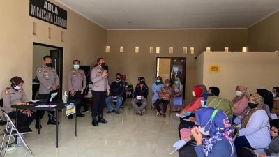 Polres Sumedang mulai melaksanakan penyaluran Bantuan Tunai Pedagang Kaki Lima, Warung dan Nelayan (BTPKLWN) di Mako Polres Sumedang. Jumat (25/03/2022).