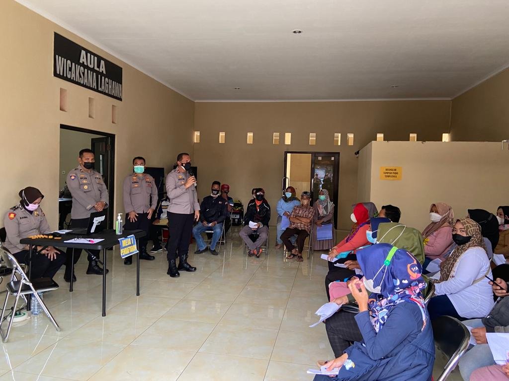 Polres Sumedang mulai melaksanakan penyaluran Bantuan Tunai Pedagang Kaki Lima, Warung dan Nelayan (BTPKLWN) di Mako Polres Sumedang. Jumat (25/03/2022).