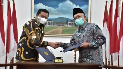Penandatanganani Nota Kesepakatan Bersama antara Pemerintah Daerah Kabupaten Sumedang dengan Ma'soem University di Ruang Tengah Gedung Negara, Jumat (25/03).