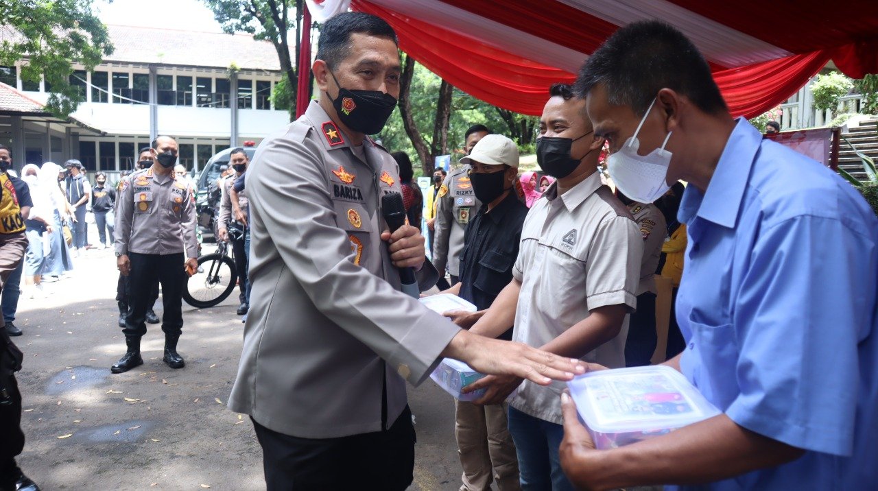 Waka Polda Jabar Brigjen Pol Bariza Sulfi melaksanakan peninjauan langsung pelaksanaan Gebyar Vaksin Covid-19 Presisi di Kampus Universitas IKOPIN Jatinangor Kabupaten Sumedang, Senin (28/03/2022).