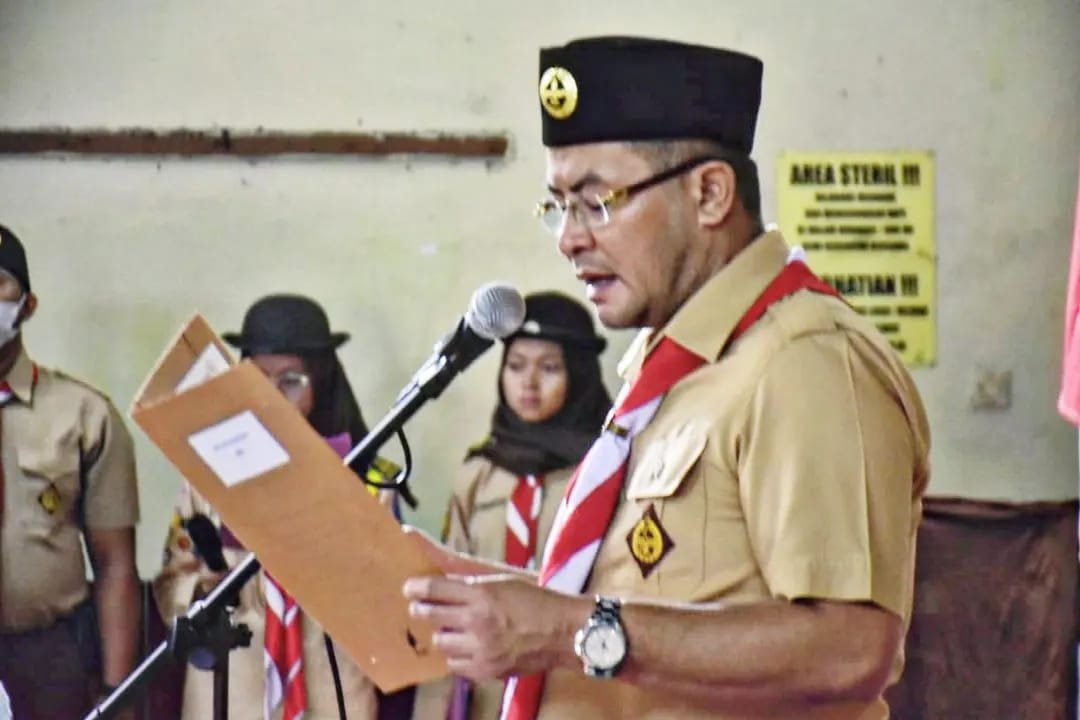 Camat Darmaraja Agus Sujatmiko dilantik sebagai Ketua Mabiran Gerakan Pramuka Darmaraja oleh Wakil Bupati H Erwan Setiawan selaku Ketua Kwarcab Gerakan Pramuka Kabupaten Sumedang Selasa (29/3/2022) di GOR PGRI Darmaraja
