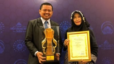 Bupati Sumedang H. Dony Ahmad Munir Bersama Kepala BAPPPPEDA Hj. Tuti Ruswati menerima Penghargaan diberikan langsung Gubernur Jawa Barat Ridwan Kamil pada acara Musrenbang Provinsi Jawa Barat di Trans Luxury Hotel Bandung, Rabu (30/3 2022).