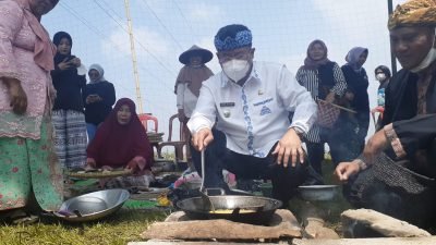 Tradisi Gembrong Liwet di lapangan Sepak Bola Adi Jaya Cikupa Desa Citali Kecamatan Pamulihan, Kamis, (31/3/2022).