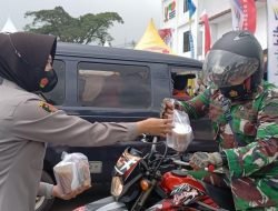 Polwan Polres Sumedang Bagi-Bagi Takjil Gratis