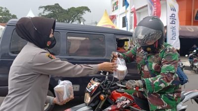 Polwan Polres Sumedang Bagi-Bagi Takjil Gratis