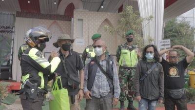 Jalin Kemitraan, Kapolres Sumedang Bagikan Paket Sembako Kepada Wartawan