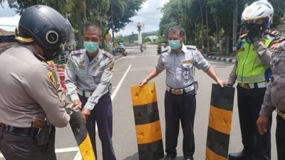 Antisipasi Balapan Liar Polres Sumedang melakukan pemasangan Speed Bump pada Kamis (07/04/2022). di 3 (tiga) lokasi