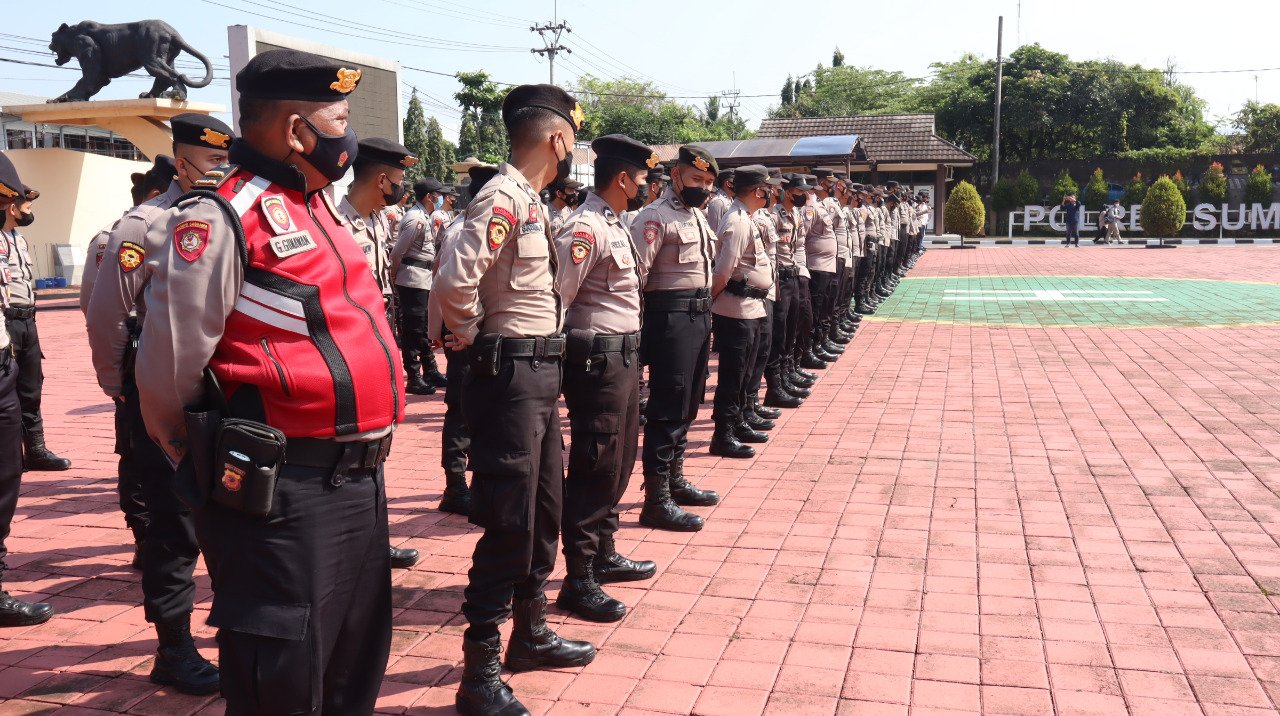 Polres Sumedang Apel Gelar Pasukan dalam rangka backup pengamanan Demo 11 April dari Aliansi Badan Eksekutif Mahasiswa di Istana Negara Jakarta, yang bertempat di Lapang Apel Mapolres Sumedang pada Senin (11/04/2022)