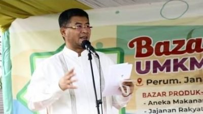 Wakil Bupati Sumedang Erwan Setiawan ditandai Pembukaan Bazar Ramadhan di Desa Cibeusi Jatinangor dengan pengguntingan pita, Senin (11/4/2022).