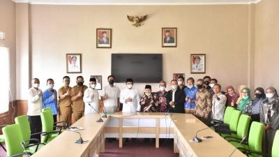 Bupati Sumedang H. Dony Ahmad Munir menandatangani kesepakatan bersama dengan Universitas Persatuan Islam mengenai kerja sama di bidang pendidikan, penelitian, pengabdian pada masyarakat, pelatihan dan pembangunan Kabupaten Sumedang. Senin (18/4) bertempat di Ruang Rapat Cakrabuana
