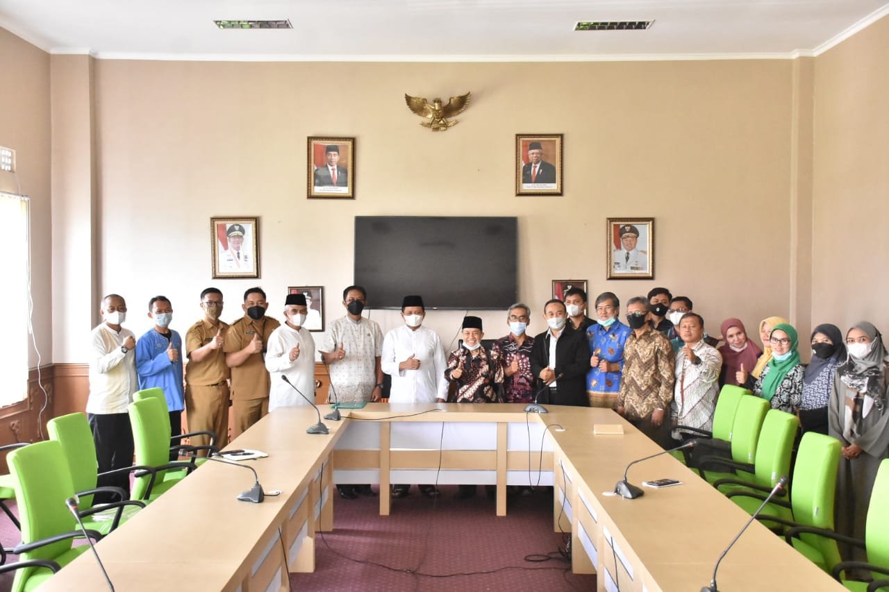 Bupati Sumedang H. Dony Ahmad Munir menandatangani kesepakatan bersama dengan Universitas Persatuan Islam mengenai kerja sama di bidang pendidikan, penelitian, pengabdian pada masyarakat, pelatihan dan pembangunan Kabupaten Sumedang. Senin (18/4) bertempat di Ruang Rapat Cakrabuana