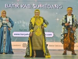 Batik Kasumedangan Diperagakan Dalam Lomba Berbusana Motif Batik Jawa Barat