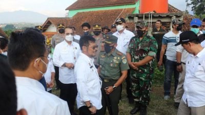 Menanggulangi Penyebaran Virus PMK, Menteri Peternakan Kunjungi Peternakan Sapi di Jatinangor Sumedang.