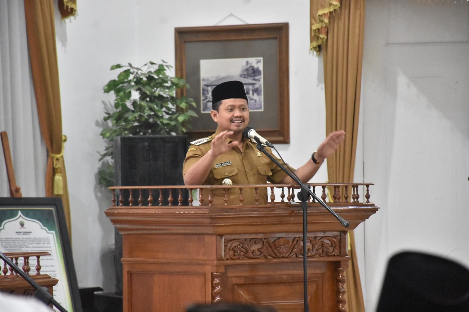 Bupati Sumedang H. Dony Ahmad Munir saat mengukuhkan 52 orang anggota Kafilah MTQ Kabupaten Sumedang Tingkat Provinsi di Gedung Negara, Senin (23/5)