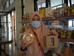 Para Kafilah Borong Oleh-oleh Kue Semprong Kekinian Asal Sumedang