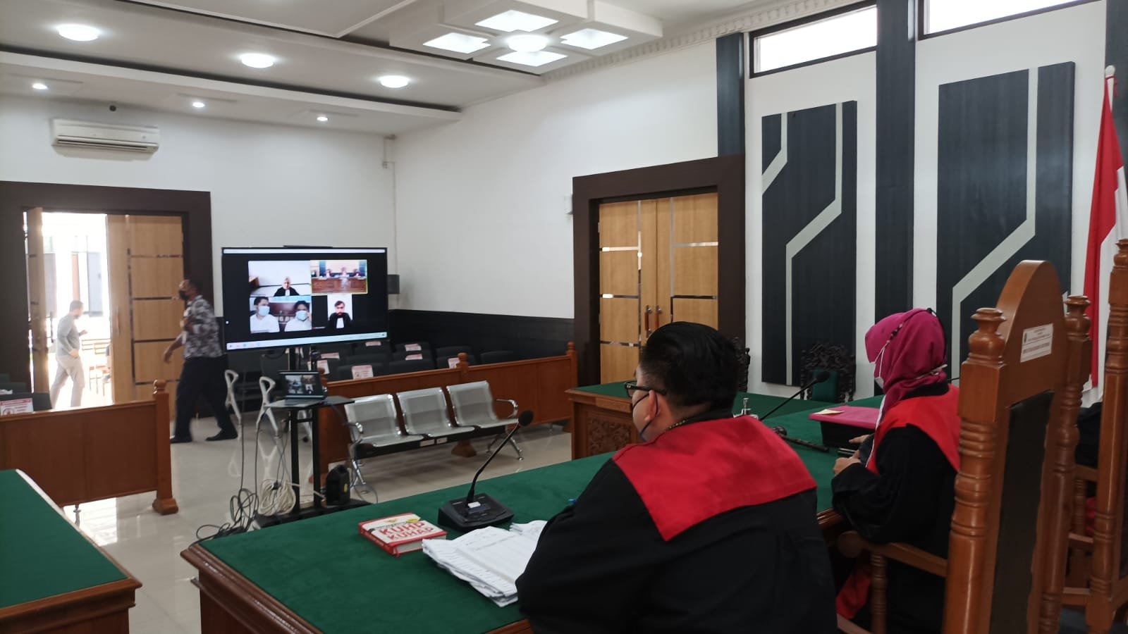 Sidang Lanjutan Dugaan Tindak Pidana Kekerasan Terhadap Anak di Bawah Umur dan Tindak Pidana Penganiayaan, dengan tersangka Suhenda als Ohen dan Roy Mahendra kembali digelar di Pengadilan Negeri Sumedang, Kamis (02/06/2022)