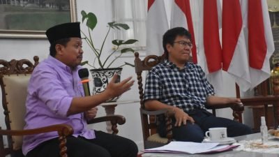 Bupati saat menerima perwakilan Forum Masyarakat Peduli Umat (FMPU) Desa Cikareo Selatan Kecamatan Wado di Ruang Tengah Gedung Negara, Selasa (7/6).