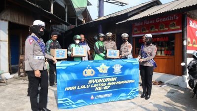 Polres Sumedang Berikan Bansos Pada Pengemudi Angkot, Ojol dan Ojeg Pangkalan