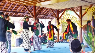 Kolaborasi Tarawangsa dan Tari Tortor Sambut Menkomarves ke Sumedang