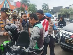 Operasi Zebra Lodaya 2022, Polres Sumedang Bagikan Helm dan Sembako