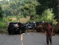 Longsor Cadas Pangeran Bongkahan Batu Timpa 2 Kendaraan
