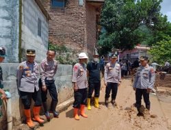 Kapolres Sumedang Pimpin Evakuasi Korban Banjir Bandang di Cimanggung