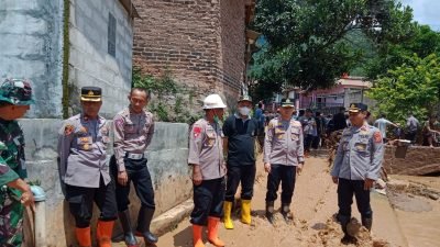 Kapolres Sumedang Pimpin Evakuasi Korban Banjir Bandang di Cimanggung