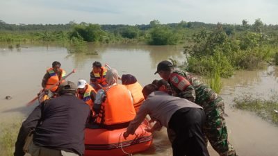 Jalan Penghubung Surian-Subang Terendam Air, Polisi Bantu Warga Menyebrang Dengan Perahu Karet