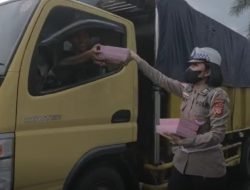 Jumat Berkah, Polres Sumedang Bagikan Nasi Kotak Kepada Masyarakat