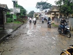 Anggota DPRD Sumedang Fraksi Golkar Soroti Jalan Cimanggung-Sindulang Yang Rusak