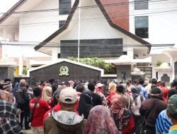 Polres Sumedang Kawal Unras Guru Honorer Di Gedung DPRD