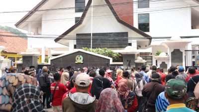 Polres Sumedang Kawal Unras Guru Honorer Di Gedung DPRD