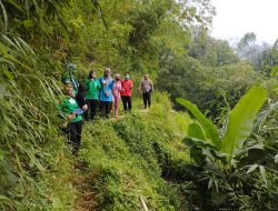 Rela Berjalan Jauh, Bhabinkamtibmas Polsek Cimanggung Cek Kesehatan Bumil