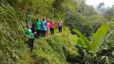 Rela Berjalan Jauh, Bhabinkamtibmas Polsek Cimanggung Cek Kesehatan Bumil