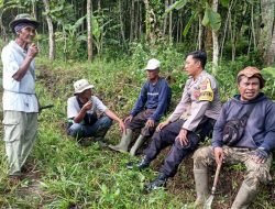 Waspadai Bencana, Polsek Cimalaka Gotong Royong Bersama Warga Bersihkan Saluran Air