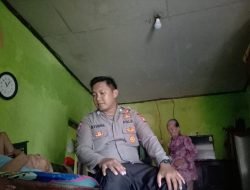 Peduli Warganya, Bhabinkamtibmas Polsek Surian Tengok Warganya Yang Sedang Sakit